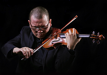 Stelth Ng playing his violin.